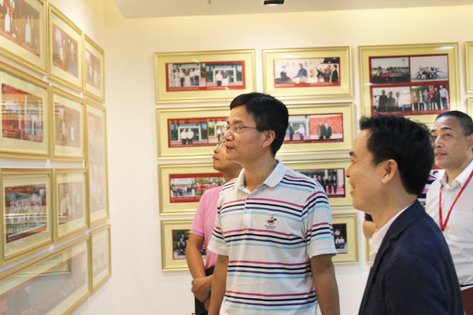 陳董帶領何鎮長一行參觀歷史文化館